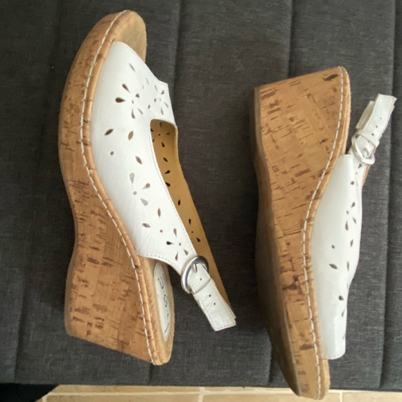 B.O.C. White Flower Cut Out Leather Cork Casual Summer Sandal- Sz-9 - Picture 6 of 16